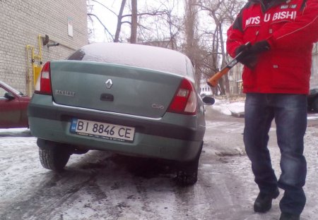 У кременчужанина забрали права за то, что он во дворе въехал колесом в яму