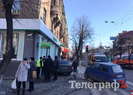 В центре Кременчуга прямо возле Сбербанка столкнулись BMW и Matiz