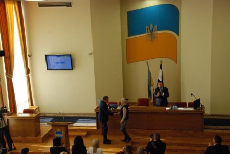 Матері Антона Бутиріна, загиблого під Іловайськом, вручили орден «За мужність» ІІІ ступеня Матері Антона Бутиріна, загиблого під Іловайськом, вручили орден «За мужність» ІІІ ступеня