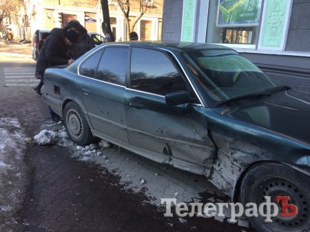 В центре Кременчуга прямо возле Сбербанка столкнулись BMW и Matiz