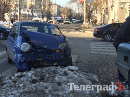 В центре Кременчуга прямо возле Сбербанка столкнулись BMW и Matiz