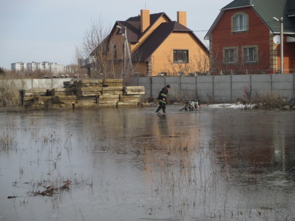 Подтопление жилых домов. Подтопление домов талыми водами в россии. Затопило дом. Наводнение в доме. Подтопление домов.