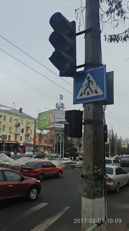 Дикі люди: у Кременчуці невідомі відірвали світлофор