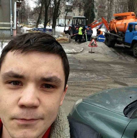 «Слезы наворачиваются»: сэлфи кременчужанина на фоне исчезающей ямы, в которую он въехал колесом