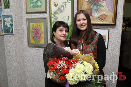 «Батл» у галереї: одночасно дві художниці з учнями конкурують за увагу кременчужан