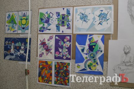 «Батл» у галереї: одночасно дві художниці з учнями конкурують за увагу кременчужан