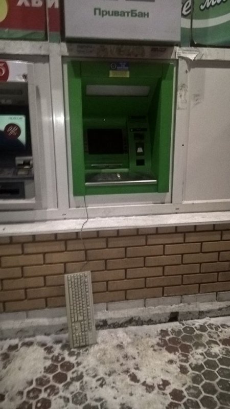 Сама пришла? В Кременчуге на Раковке к банкомату «прицепилась» «клава»
