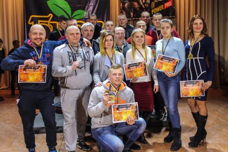 Як кременчуцькі дівчата тягають залізо