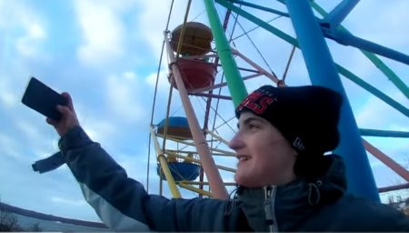 Экстремальный отдых в Кременчуге: девочка залезла на неработающее колесо обозрения