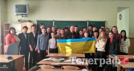 Прем'єр-міністр України підписав прапор кременчуцьким школярам