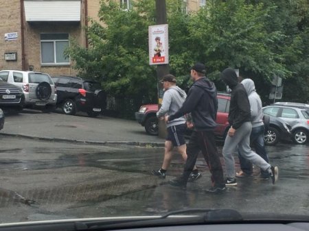 Чуваки в спортивному одязі vs активісти, які виливають пиво в магазині