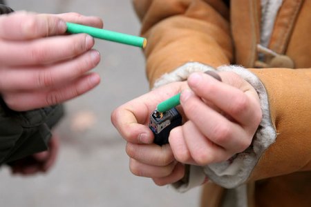 Полтавчанка лишилась пальца, развлекаясь петардами Полтавчанка лишилась пальца, развлекаясь петардами