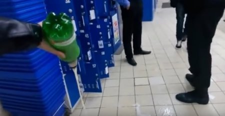 В Кременчуге активисты купили пиво в АТБ и вылили его на пол прямо в магазине