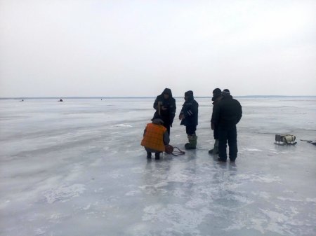 Смертельна рибалка: під Кременчуком рятувальники дістали з ополонки 5 рибалок - один загинув