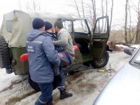 Смертельна рибалка: під Кременчуком рятувальники дістали з ополонки 5 рибалок - один загинув