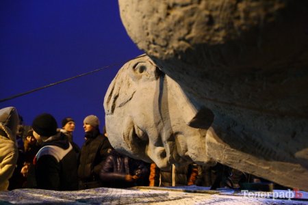 Памятник качается. Люди поют: три года назад мы с ним попрощались...