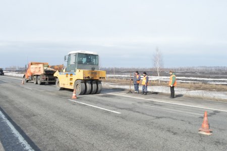 Дорожники Полтавщини, з настанням сприятливої погоди, продовжують ямковий ремонт шляхів