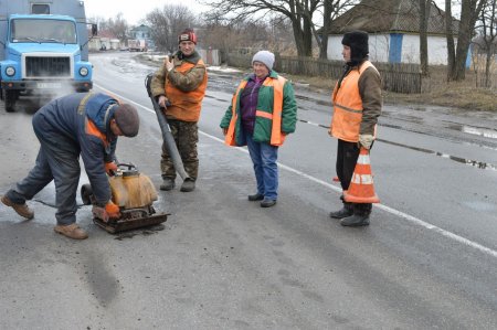 Дорожники Полтавщини, з настанням сприятливої погоди, продовжують ямковий ремонт шляхів