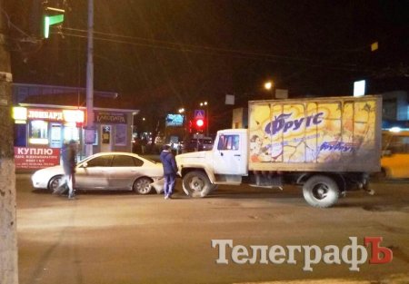 У центрального рынка грузовик въехал в легковой автомобиль