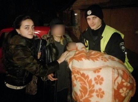 Босая полуодетая 3-летняя девочка гуляла вечером на улице вдоль рельс