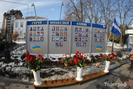 В Кременчуге неизвестный мужчина обрисовал памятный знак Героям Небесной сотни