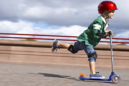 Кременчугские полицейские искали 6-летнего мальчика, который поехал в парк кататься на самокате