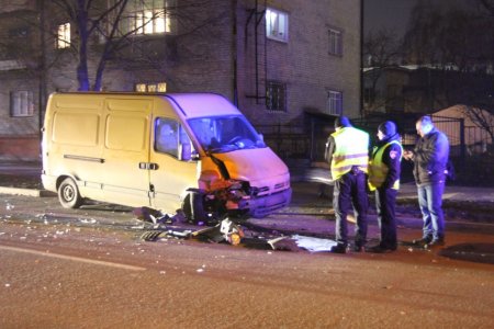 В Кременчуге на улице Шевченко столкнулись внедорожник и бус