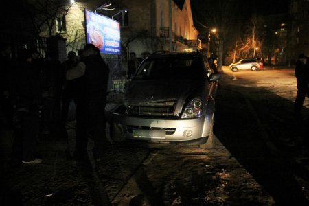 В Кременчуге на улице Шевченко столкнулись внедорожник и бус