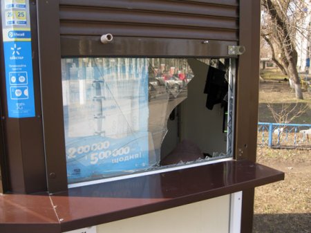 Ну очень хотел выиграть: в Кременчуге мужчина пытался обокрасть киоск с лотерейными билетами