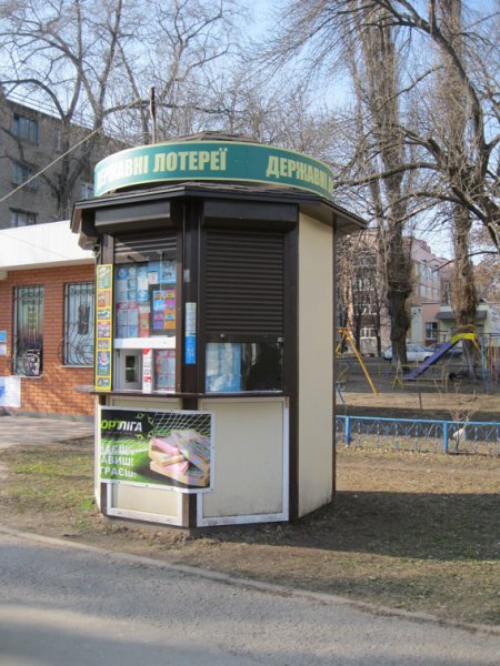 Ну очень хотел выиграть: в Кременчуге мужчина пытался обокрасть киоск с лотерейными билетами