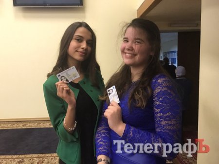 36 юных кременчужан получили пластиковые паспорта – ID-карты