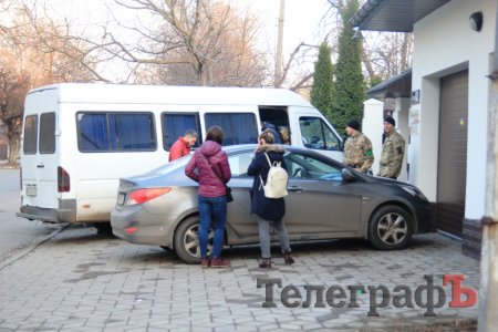В Кременчуге представители банка с полным автобусом охраны несколько дней стоят под офисом фирмы