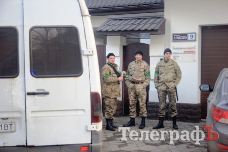 В Кременчуге представители банка с полным автобусом охраны несколько дней стоят под офисом фирмы