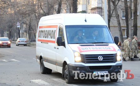 В Кременчуге представители банка с полным автобусом охраны несколько дней стоят под офисом фирмы