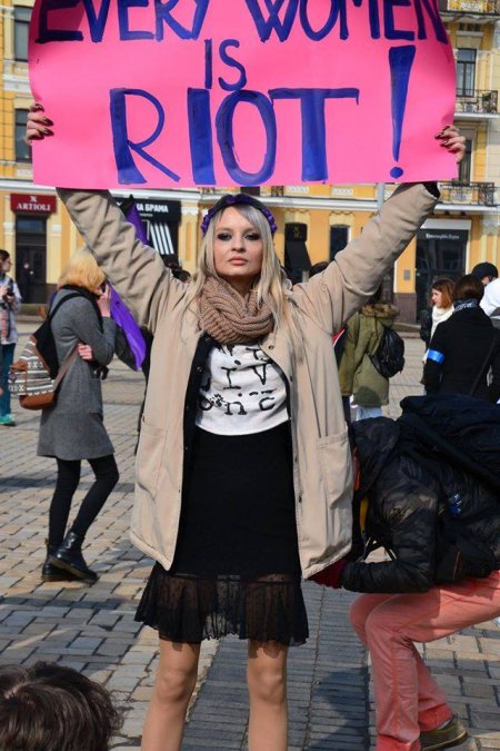 Феминистка из Кременчуга митинговала в Киеве — не обошлось без насилия