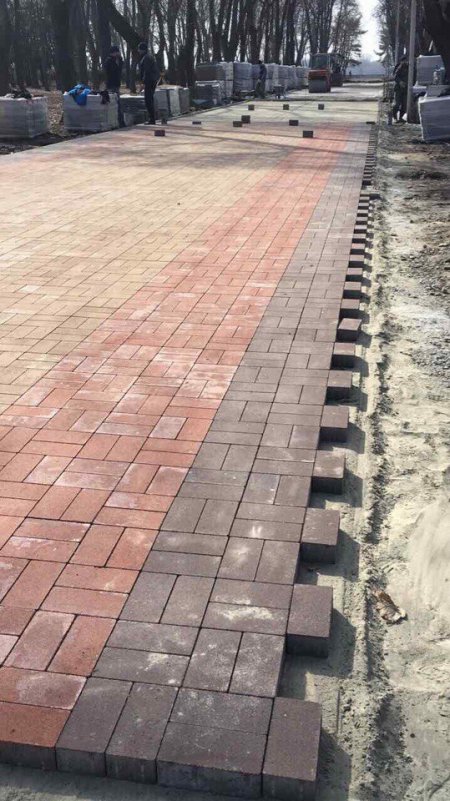 Как заказывали: аллею в Приднепровском парке укладывают плиткой, которую выбрали вы