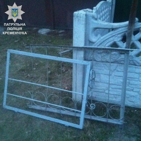 Кременчуцькі копи затримали вандалів, які викрали огорожі з кладовища