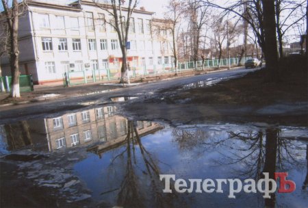 «Средств нет? Совести нет!», – кременчужанину надоели «ква-ква» у школы