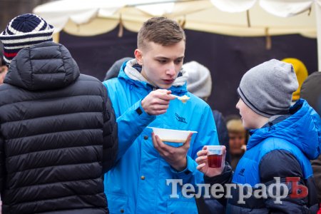 Небезпечні штучки, львівський бородач та багато каші: святкування Дня Добровольця у Кременчуці