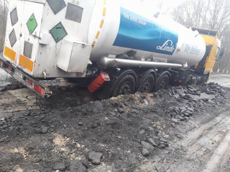 На Полтавщине в асфальте застряли две фуры