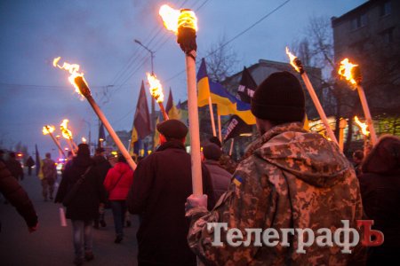 Более тысячи кременчужан вышли на факельное шествие ко Дню Добровольца