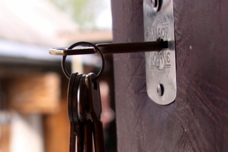 В Кременчуге спасатели вызволяли из-за закрытой двери двух детей