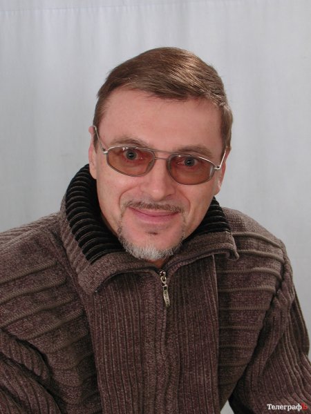 Скульптор Олег Рябо, угрожавший ножом директору мебельной фирмы, заплатит за это 4 тысячи штрафа