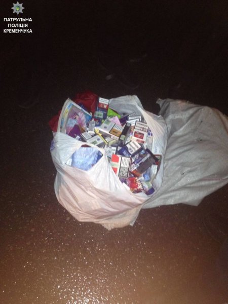 Ну, майже як Діди Морози: кременчуцькі молодики винесли з кіоску мішок цигарок та смаколиків