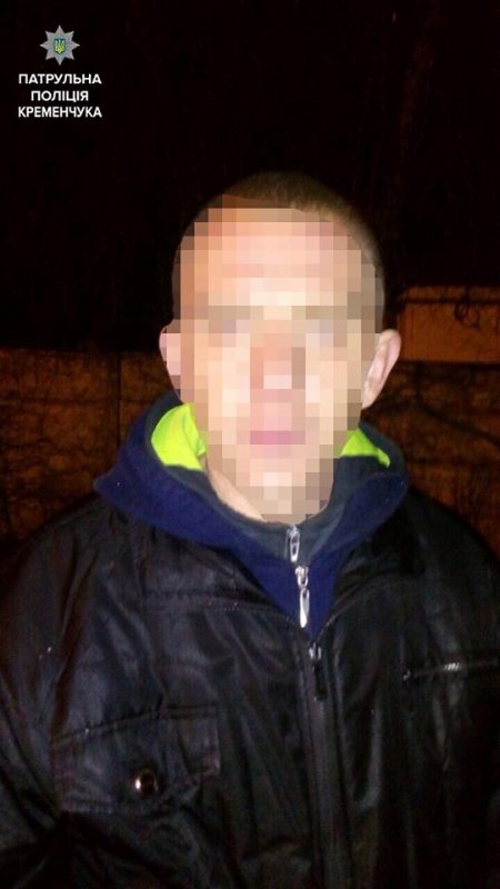 Ну, майже як Діди Морози: кременчуцькі молодики винесли з кіоску мішок цигарок та смаколиків