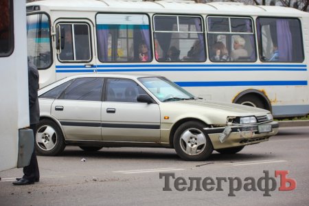 В Кременчуге легковушка врезалась в маршрутку