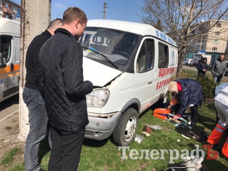 В Кременчуге коммунальная машина врезалась в столб: водитель умер в больнице