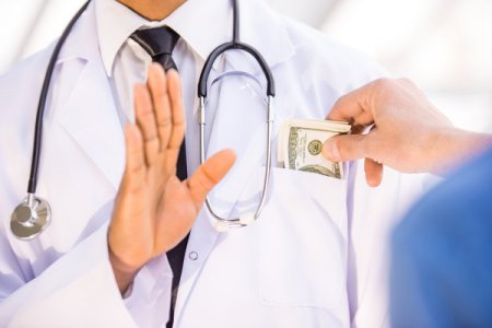 В Кременчуге хотят проверить, сколько денег уходит «мимо кассы» в медучреждениях