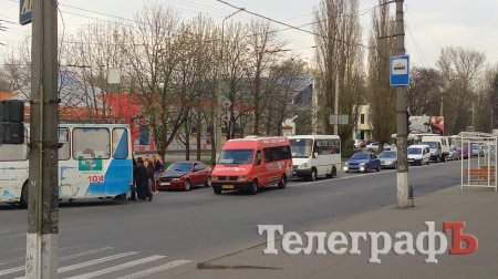 ДТП на Халаменюка: кременчужане толкали троллейбус
