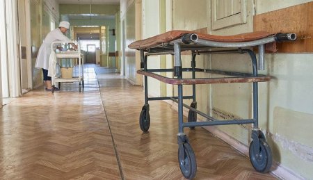 В Кременчуге из окна выпал пенсионер: мужчина умер в больнице